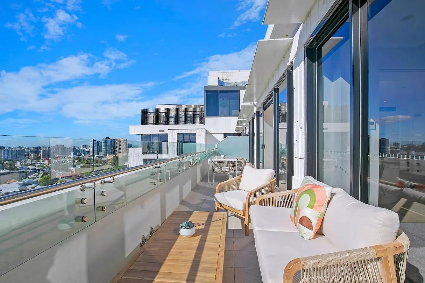 Lägenhet Top Of Spring Hill - Balcony Bliss And Poolside Escape Brisbane Australien
