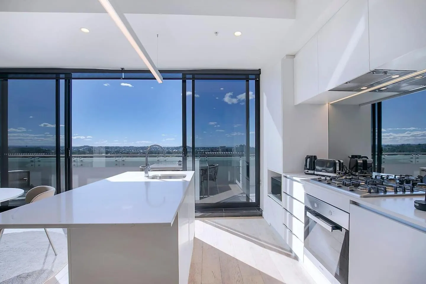 Lägenhet Top Of Spring Hill - Balcony Bliss And Poolside Escape Brisbane