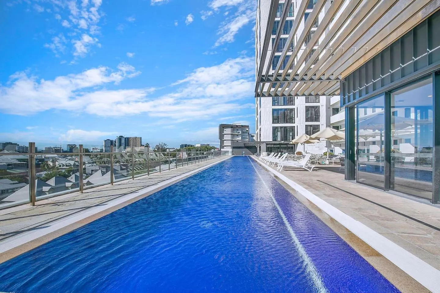 Top Of Spring Hill - Balcony Bliss And Poolside Escape Brisbane Lägenhet