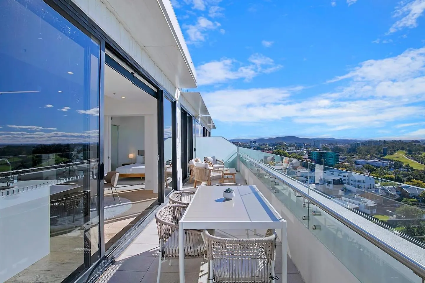 Top Of Spring Hill - Balcony Bliss And Poolside Escape Brisbane